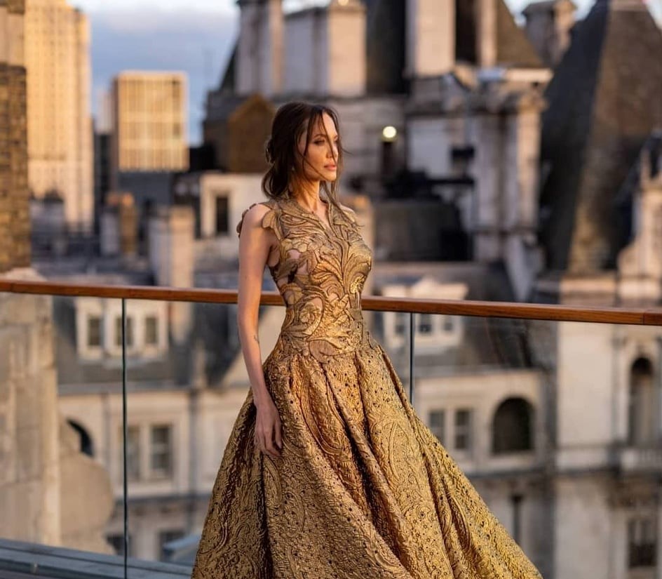 Angelina Jolie lộng lẫy như một "nữ hoàng" quyền lực trong những khoảnh khắc thời trang rực rỡ