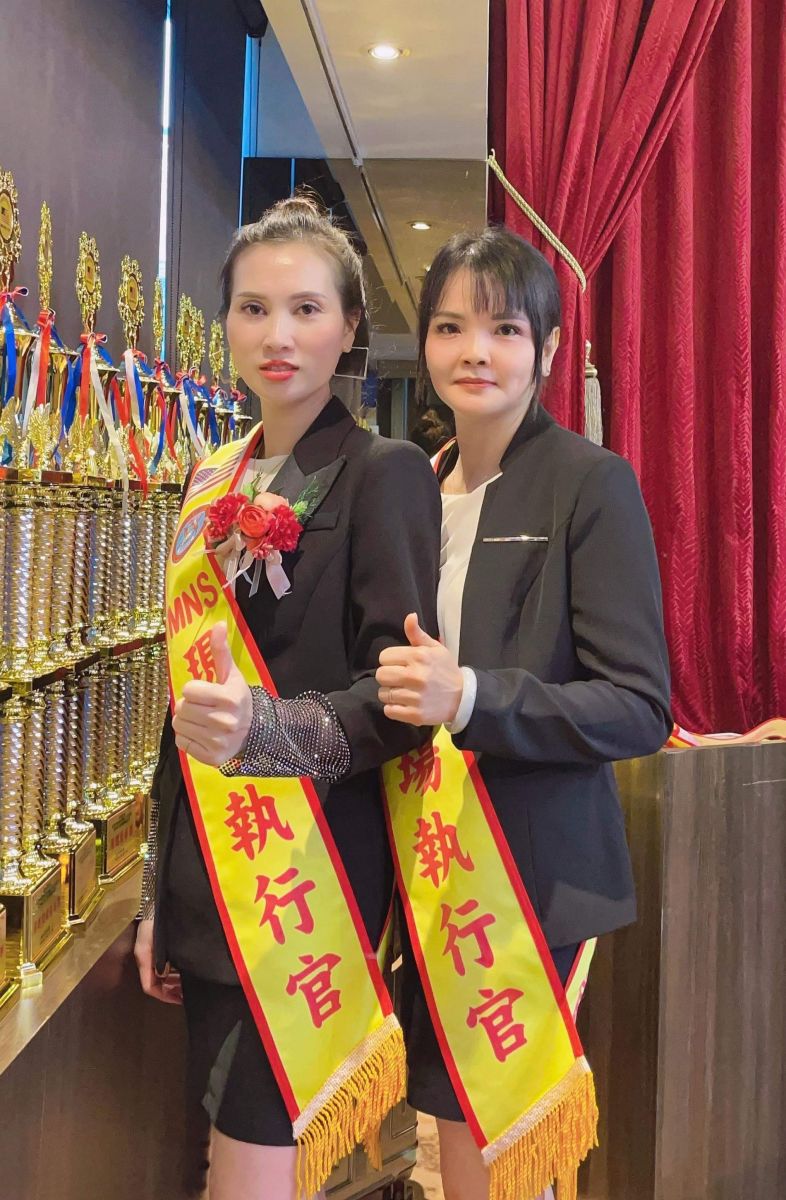Bà Nguyễn Hoa Mua (bên trái) cùng Chuyên gia ngành thẩm mỹ tại buổi lễ tốt nghiệp đào tạo nghề
