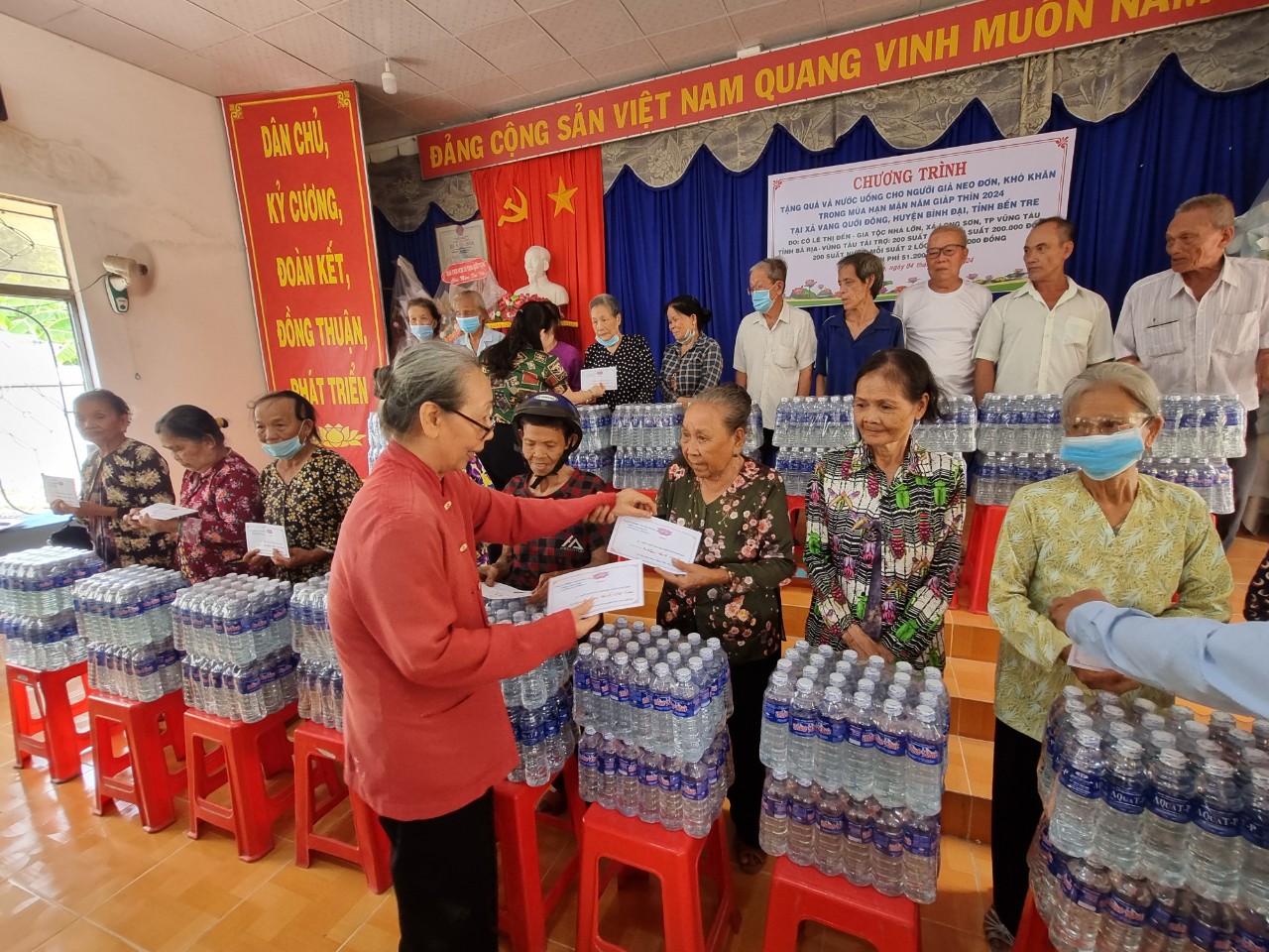 Gia tộc Nhà Lớn Long Sơn tiếp tục cứu trợ hạn mặn tại huyện Bình Đại