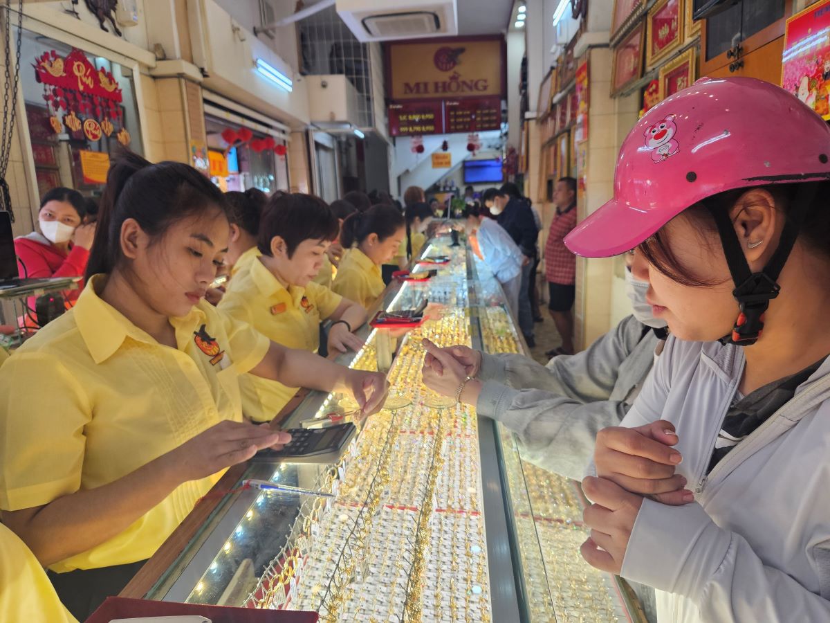 Vàng rung lắc liên tục: Nhà đầu tư nên giữ hay chốt lời?