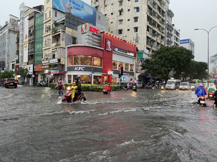 Các tuyến đường trung tâm TP. Hồ Chí Minh ngập nặng sau trận mưa chiều 2-6