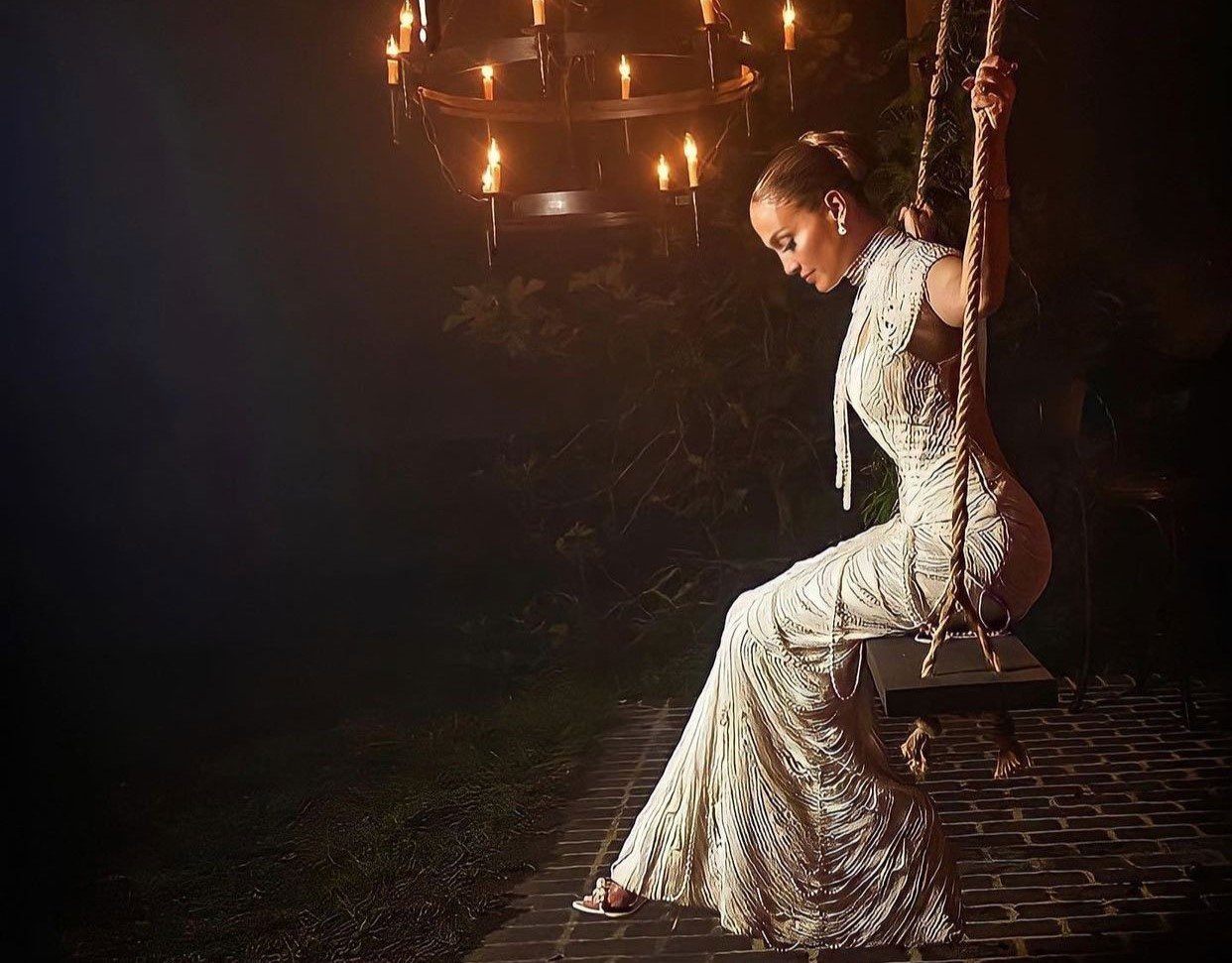 Jennifer Lopez diện ba chiếc váy cưới độc quyền của Ralph Lauren