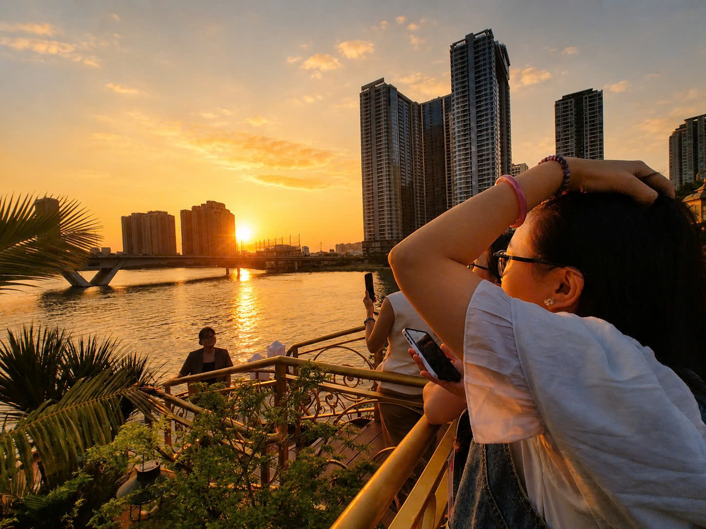 Ngắm sông Sài Gòn lung linh về đêm