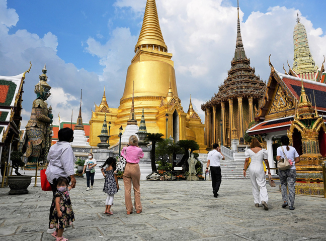 Du khách tham quan Cung điện Hoàng gia Thái Lan ở Bangkok - AFP