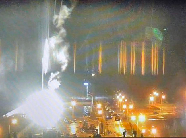 Hình ảnh đám cháy ở nhà máy điện hạt nhân Zaporizhzhia đêm 3-3. (Nguồn: Mirror)