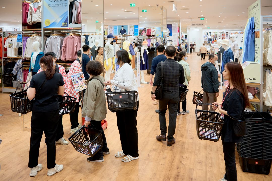 Hàng nghìn người xếp hàng chờ mua sắm tại cửa hàng Uniqlo đầu tiên ở Việt  Nam